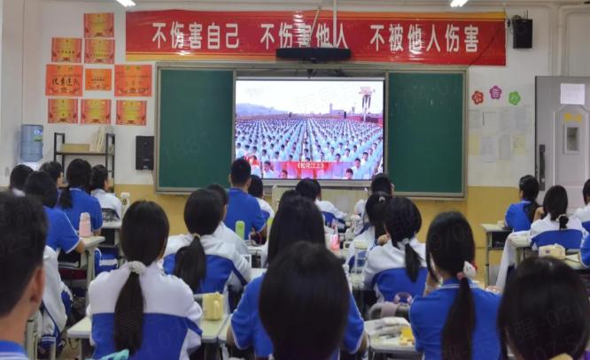 利州中专全体师生集中观看纪念中国人民抗日战争暨世界反法西斯战争胜利80周年大会