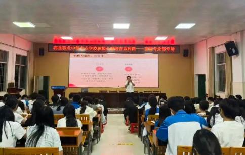 心向真实不卑亢，身立天地写人字 容县中专商贸专业部学子解锁自我成长“心”力量